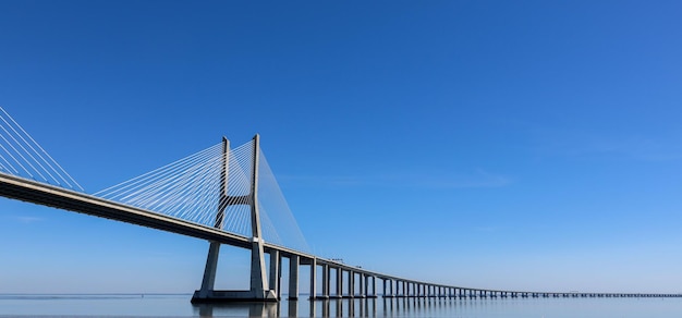 Paisagem panorâmica sobre a Ponte Vasco de Gama