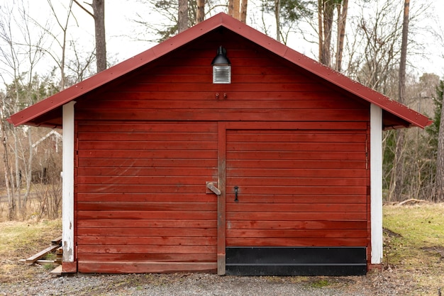 Paisagem Pequeno edifício tradicional de madeira vermelho na Suécia