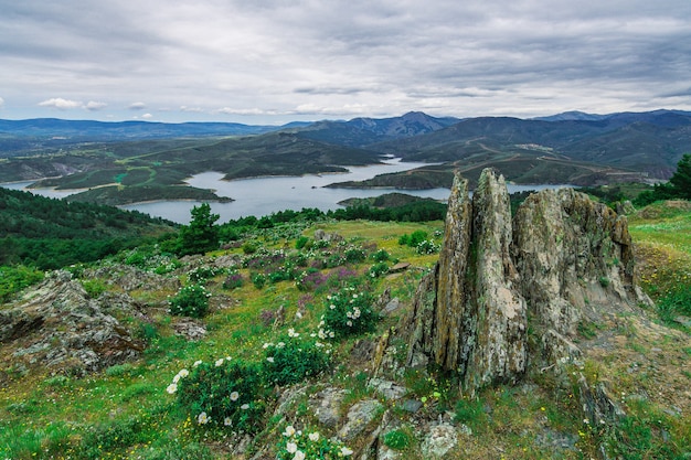 Paisagem perto da Barragem Atazar (Madrid, Espanha)