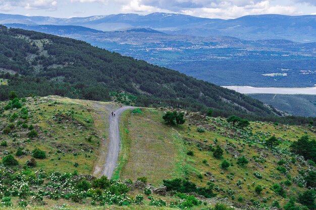 Paisagem perto da barragem atazar (madrid, espanha)