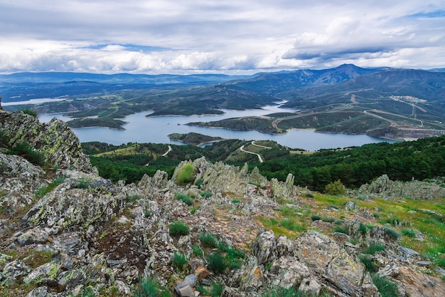 Foto paisagem perto da barragem atazar (madrid, espanha)