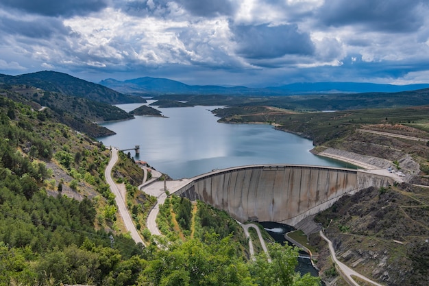 Foto paisagem perto da barragem atazar (madrid, espanha)