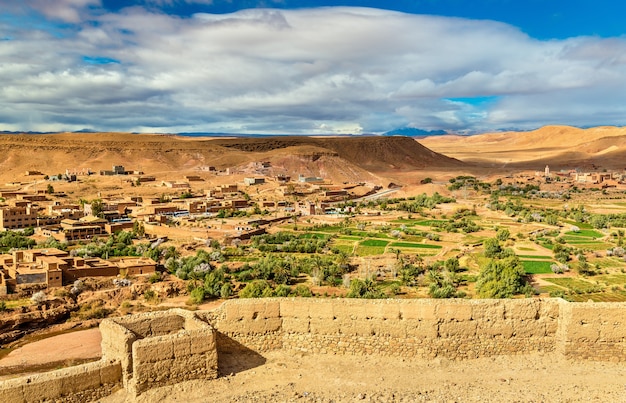 Paisagem perto da vila de Ait Ben Haddou no Marrocos, Norte da África