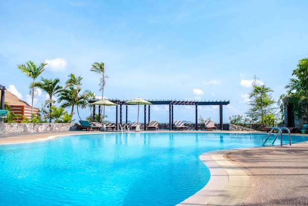 paisagem piscina e céu azul com nuvens