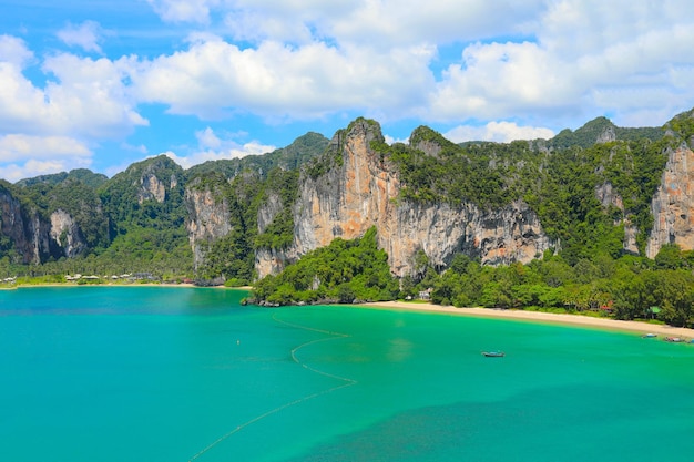 Paisagem pitoresca com montanhas de pedra calcária Bela ilha tropical em krabi Tailândia