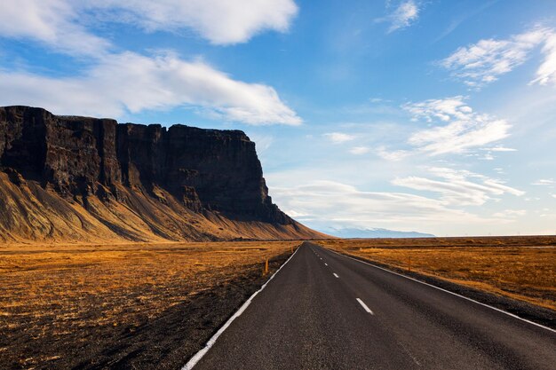 Foto paisagem pitoresca com natureza verde na islândia