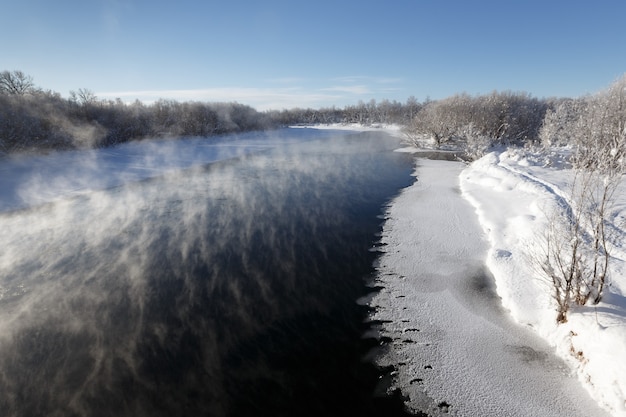 Paisagem pitoresca de inverno do maior rio do rio kamchatka na península de kamchatka em ...