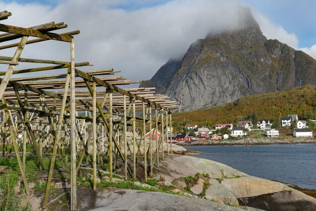 Paisagem pitoresca de uma aldeia de pescadores com secador de peixe em Reine, nas ilhas Lofoten, no norte da Noruega