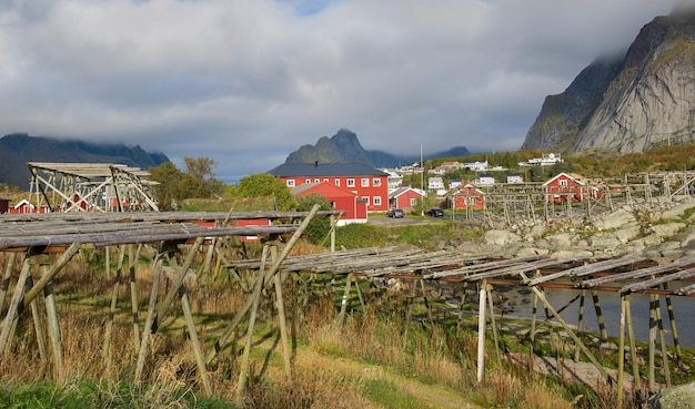 Paisagem pitoresca de uma aldeia de pescadores de Reine, nas Ilhas Lofoten, no norte da Noruega