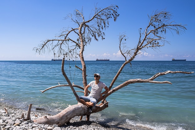 Paisagem pitoresca de verão em uma praia de pedras