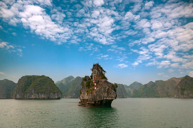 Paisagem pitoresca do mar com montanhas de calcário. Baía de Ha Long, Vietnã.