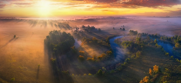 Paisagem pitoresca do sol brilhando em um campo