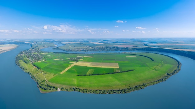 Paisagem pitoresca na campina matinal e no grande rio