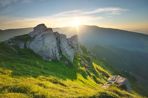 Paisagem por do sol de montanha.