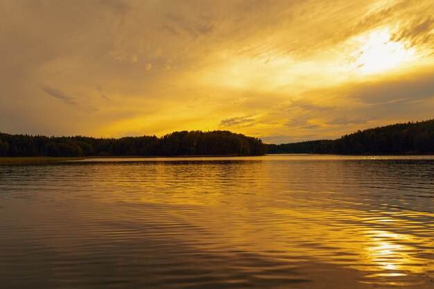 Paisagem por do sol no lago ladoga. Carélia. Belas nuvens no céu da noite.