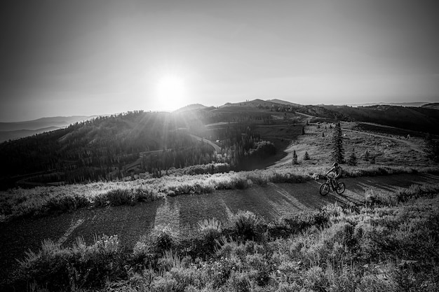 Foto paisagem preto e branco com sol