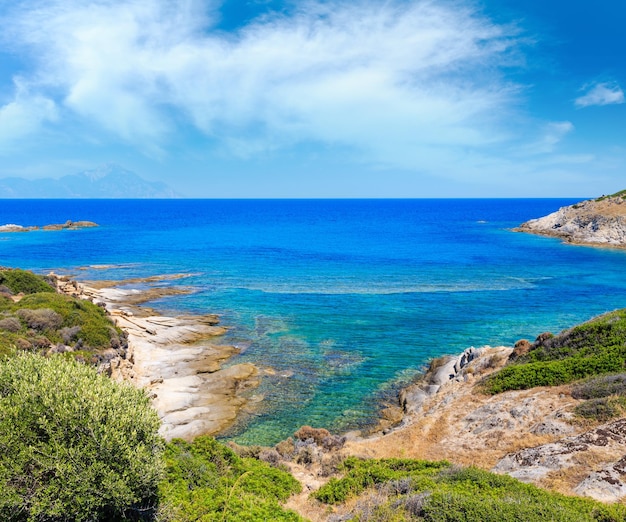 Paisagem rochosa da costa marítima de verão com vista para o monte Atthos em FarHalkidiki Sithonia Grécia