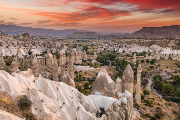 Paisagem rochosa na Capadócia ao pôr do sol Turquia Viagem na Capadócia