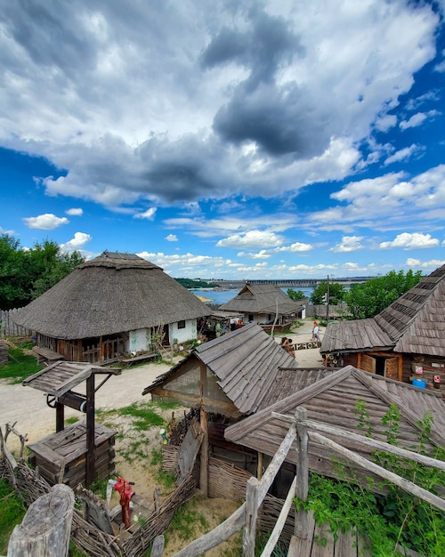 Paisagem rural belas casas sob telhado de palha Museu dos Cossacos Khortytsya Ucrânia