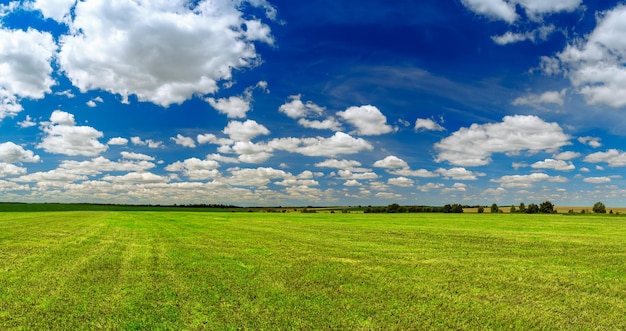 Paisagem rural com campo e céu azul com nuvens primavera fundo natural sazonal Vista panorâmica