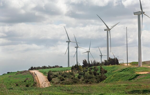 Paisagem rural com geradores eólicos em israel