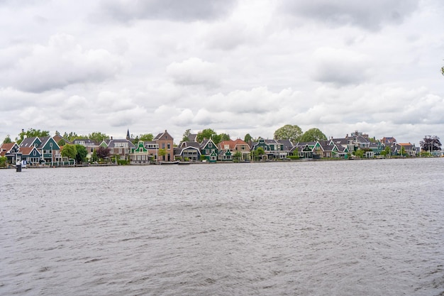 Paisagem rural com moinho de vento em Zaanse Schans Holanda Holanda Autêntico moinho de Zaandam Bela paisagem da Holanda