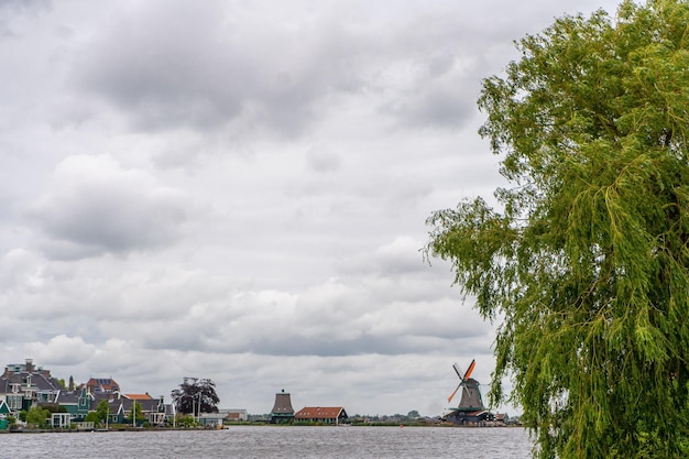 Paisagem rural com moinho de vento em Zaanse Schans Holanda Holanda Autêntico moinho de Zaandam Bela paisagem da Holanda