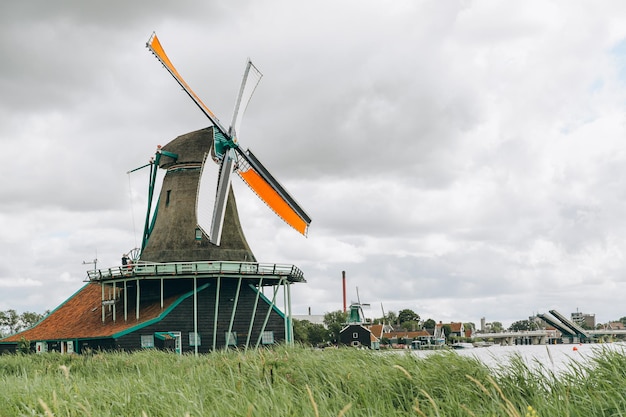 Paisagem rural com moinho de vento em Zaanse Schans Holanda Holanda Autêntico moinho de Zaandam