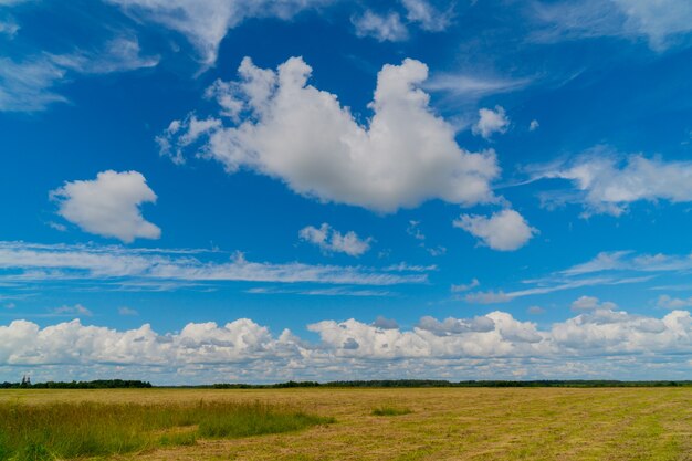 Paisagem rural com nuvens.