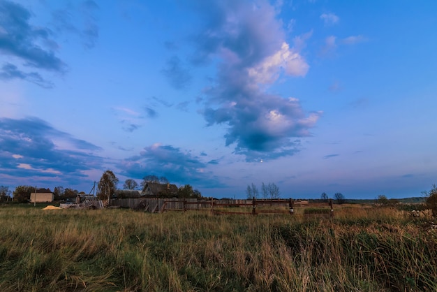 Paisagem rural, com, um, casa, em, a, vila, em, a, noite, em, anoitecer, em, outono