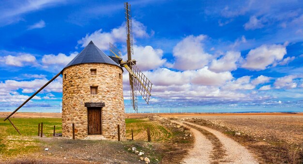 Paisagem rural com um tradicional moinho de vento.