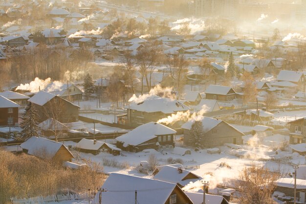 Paisagem rural de inverno da zona rural russa.