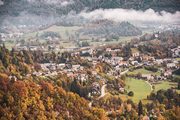 Paisagem rural de outono com a vila perto do lago Bled, na Eslovênia