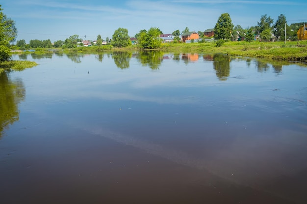 Paisagem rural de verão com rio e céu azul