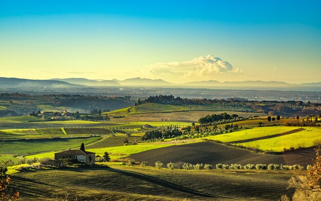 Foto paisagem rural do nascer do sol da maremma campo antiga fazenda e campo verde toscana itália