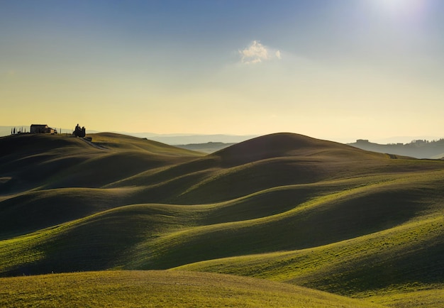 Foto paisagem rural do pôr-do-sol da toscana colinas onduladas e terras agrícolas