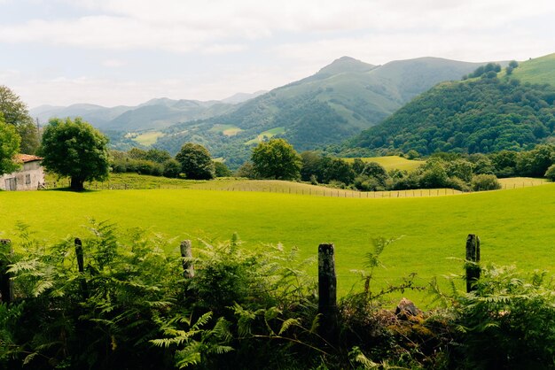 Foto paisagem rural francesa nas montanhas dos pireneus, no país basco, frança