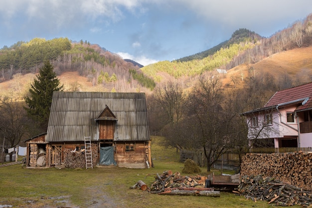 Paisagem rural na romênia, tempo nublado pela manhã nas montanhas