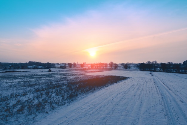 Paisagem rural no inverno Campo um campo coberto de neve ao pôr do sol