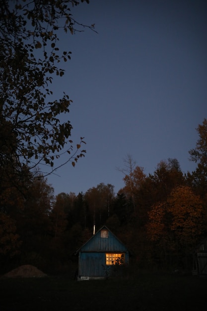 Foto paisagem rural pitoresca com uma casa de fazenda de madeira à noite
