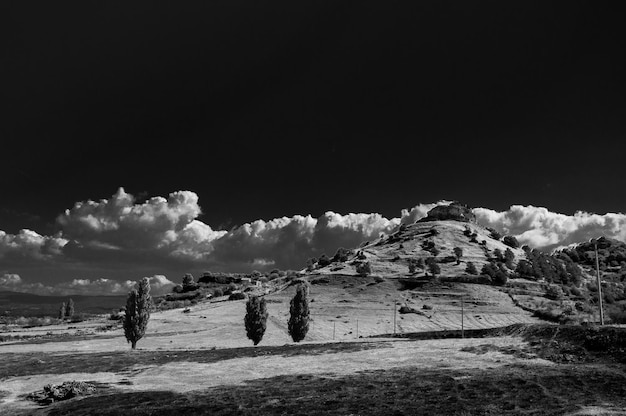 Paisagem rural preto e branco com pequenas nuvens suaves