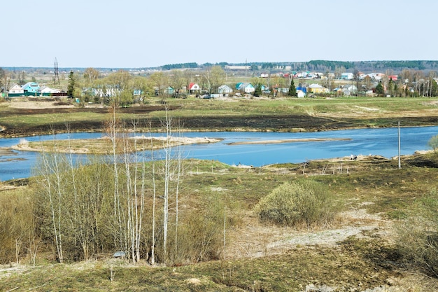 Paisagem russa com vila e Rio Moscou