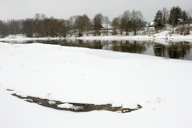 Paisagem rústica de inverno com rio