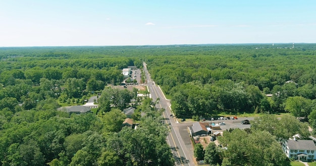 Paisagem sazonal cênica de cima da vista aérea de uma pequena cidade no campo em monroe new je