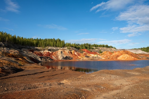 Foto paisagem surrealista apocalíptica dos urais semelhante à superfície do planeta marte terra estéril rachada e queimada e solo o conceito de aquecimento global