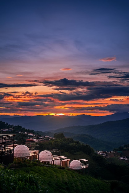 Paisagem Tenda Camping Village no pico da montanha à noite