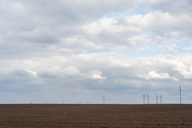 Paisagem texana contra o pano de fundo de torres de alta tensão e paisagem de minimalismo de céu nublado