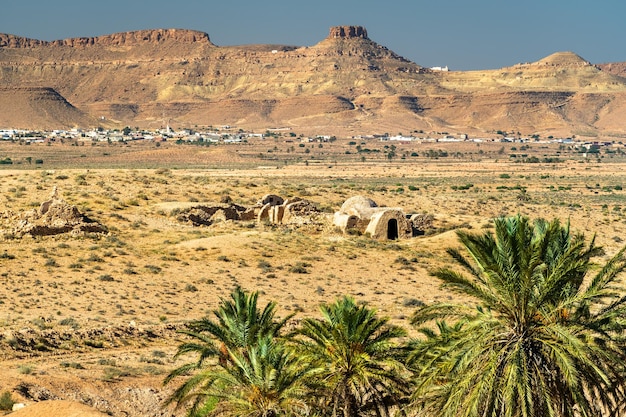 Foto paisagem típica da tunísia em ksar el ferech, perto de tataouine, áfrica do norte