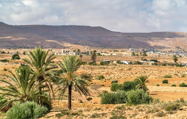 Foto paisagem típica da tunísia em ksar ouled soltane, perto de tataouine, áfrica do norte