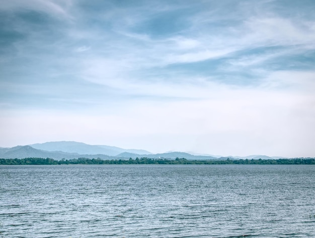 Paisagem tranquila de lago e montanha contra o céu temperamental